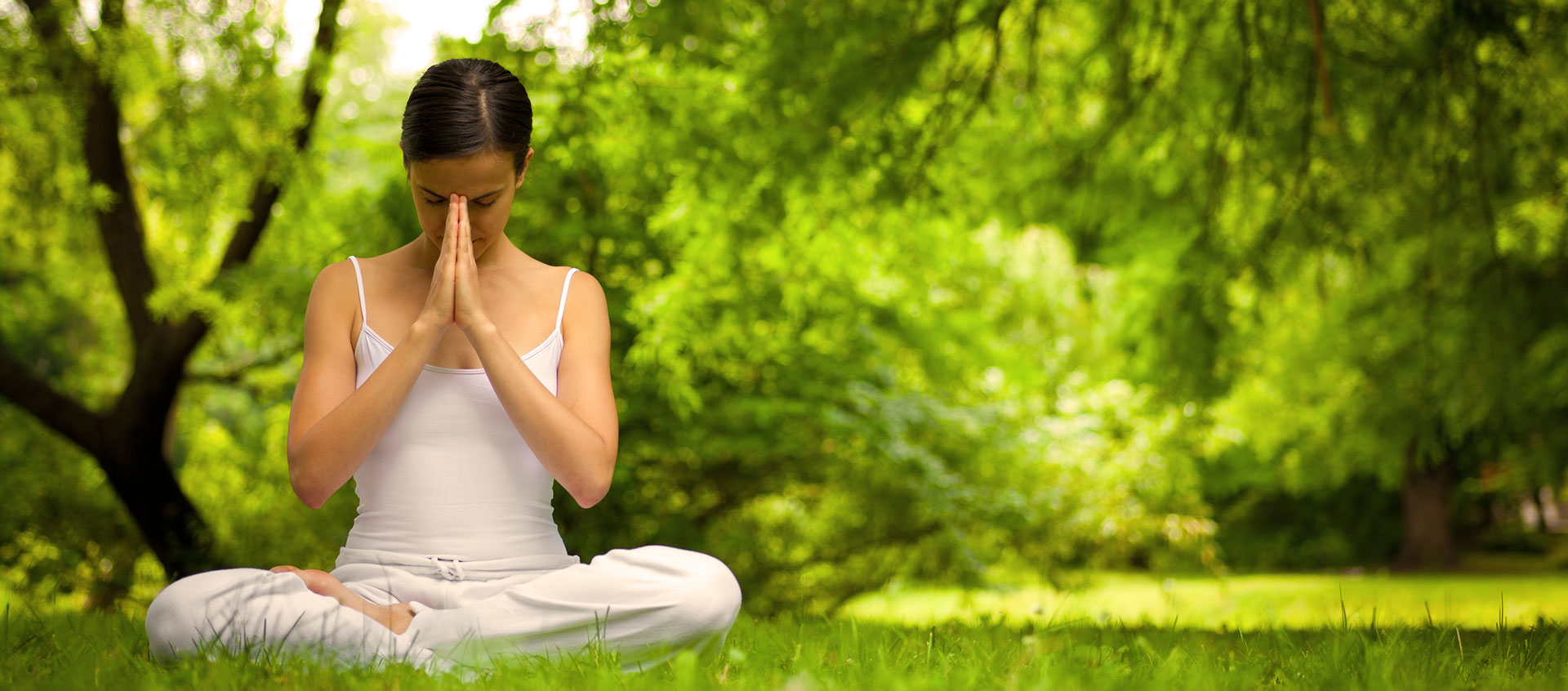Медитации для начинающих слушать. Девушка медитирует. Йога на природе. Медитация на природе. Медитация на траве.